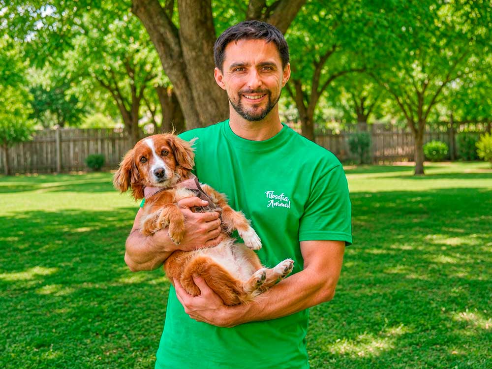 Juan, educador de Filosofía Animal, con su perra Berta